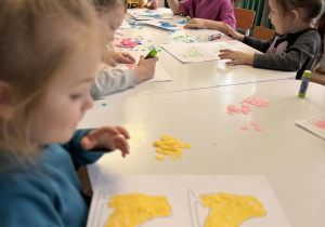 Dziewczynka z żółtymi łyżwami