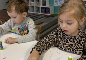 Dziewczynka wykleja łyzwy na niebiesko