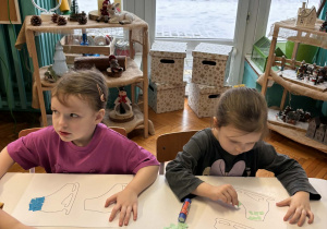 Dziewczynka wykleja łyżwy na zielono