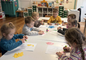 Dzieci z kolorowym papierem