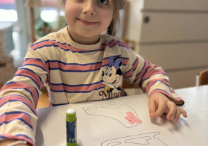 Dziewczynka wykleja łyżwy na różowo