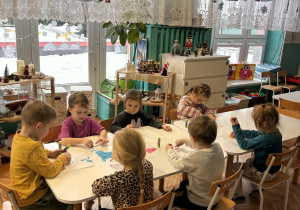 Dzieci siedza przy stole