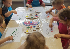 Dzieci siedza przy stoliku