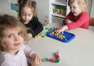 Dziewczynki wybierają korale