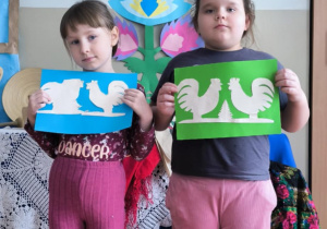 Dziewczynki z ludowymi kogucikami