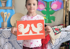 Dziewczynka z wycinanką w stylu łowickim