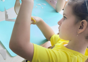 Dziewczynka wycina nożyczkami