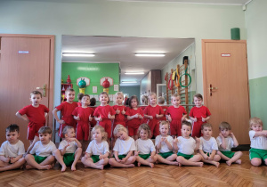 Wspólne zdjęcie grupy pierwszej i drugiej w strojach sportowych