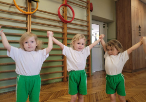 Dziewczynki podnoszą ręce do góry