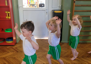 Dzieci maszerują z rekoma w górze