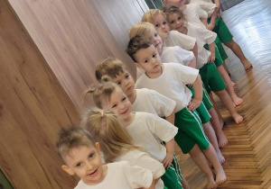 Dzieci stoją w rzędzie