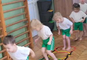 Dzieci przechodzą w środku koła