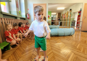 Chłopiec staje na stopach sensorycznych