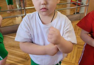 Chłopiec robi młynek rękoma