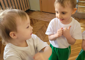 Dzieci robią młynek rękoma