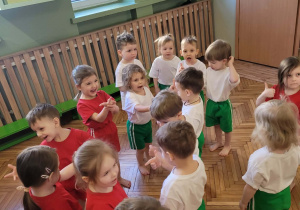 Dzieci idą do środka koła