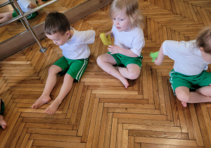 Dzieci przekladają woreczek wokół bioder