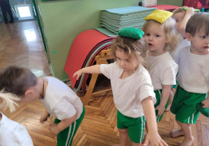 Dzieci idą z woreczkiem na głowie