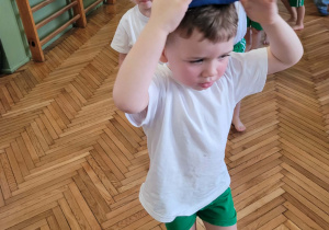 Chłopiec z woreczkiem na głowie