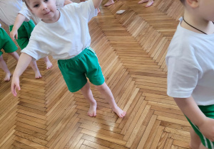 Dziewczynka idzie z woreczkiem na głowie