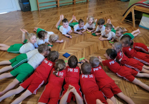 Dzieci robią gwiazdę na ziemi