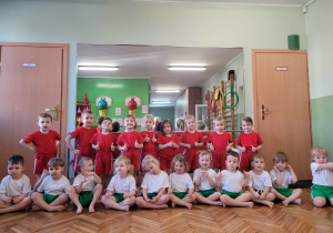 w strojach gimnastycnzych na sali gimnastycznej