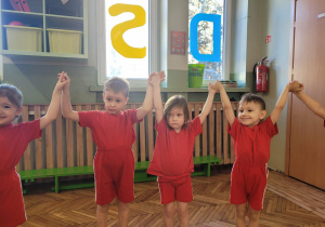 Dzieci podnoszą rece do góy