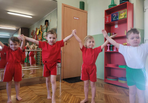 Dzieci z rękoma w górze