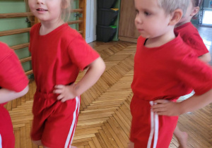 Dzieci maszerują po sali