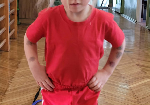 Dziewczynka przeskakuje obręcze