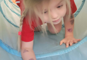 Dziewczynka rpzechodzi przez tunel