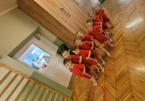 Dzieci ustawione w rzędzie