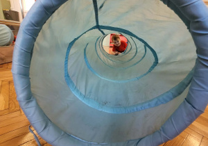 Dziewczynka wchodzi do tunelu