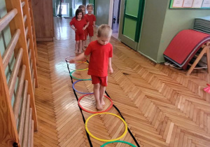 Chłopiec stoi w czerwonej obręczy