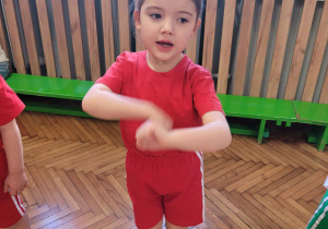 Dziewczynka robi mlynek rękoma