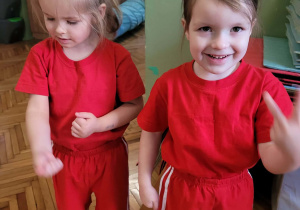 Dziewczynki robią młynek rękoma