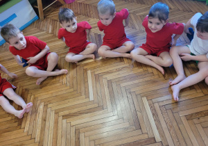 Dzieci przekłądają woreczek w pasie