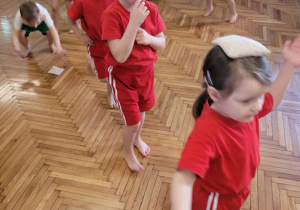 Dzieci maszerują z woreczkiem na głowie