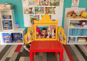 Dzieci w teatrzyku kamishibai