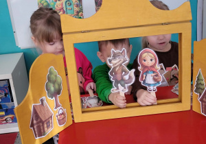 Dzieci z postaciami z bajki Czerwony Kapturek