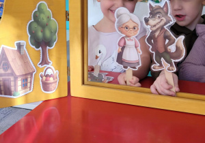 Cgłopiec z postacią wilka a dziewczynka z postacią babci