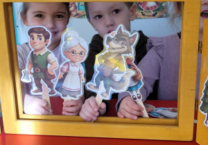 Dziewczynka z postacia babci i gajowego