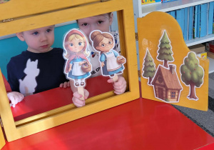 Dziewcyznka z postacią Czrwonego kapturka i mamy