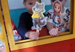 Chłopiec z postacią wilka a dziewczynka z postacią Czerwonego Kapturka