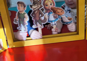 Dzieci ze wszystkimi postaciami z Czerwonego Kapturka