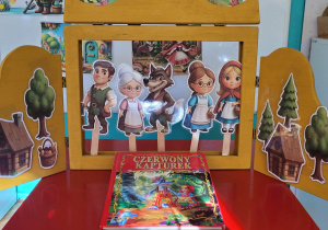 Postacie w teatrzyku Kamishibai oraz książka Czerwony Kapturek