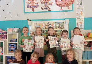 Dzieci ze swoimi okładkami z Czerwonego Kapturka