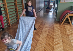 Dziewczynki ślizgają się na sali gimnastycznej