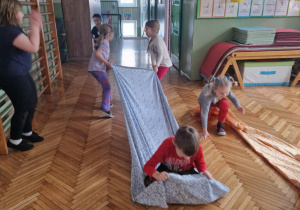 Dzieci ciągną się na poscieli