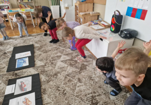 Dzieci robia skłon w przód